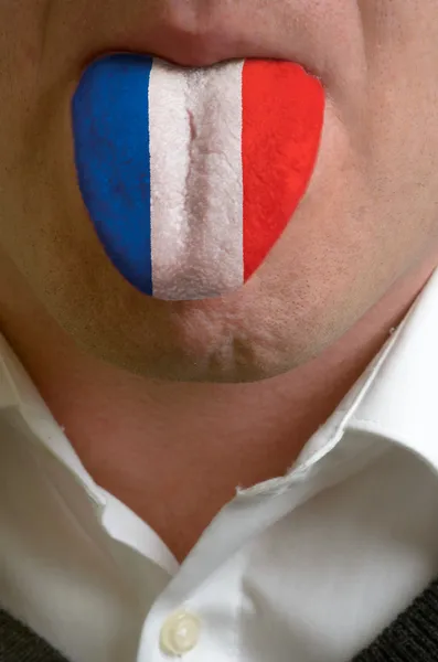 Hombre lengua pintada en la bandera de Francia que simboliza el conocimiento de sp — Foto de Stock