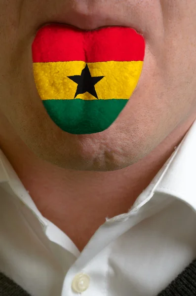 Língua homem pintado em bandeira ghana simbolizando ao conhecimento de spe — Fotografia de Stock