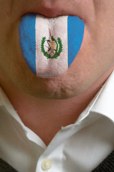 Langue de l'homme peinte dans le drapeau du Guatemala symbolisant à la connaissance de — Photo