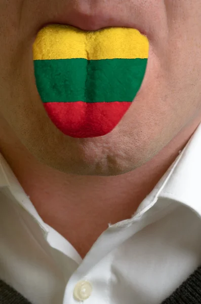 Männerzunge in litauische Flagge gemalt, die das Wissen symbolisiert — Stockfoto