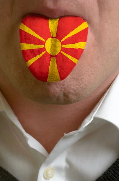 Hombre lengua pintada en macedonia bandera que simboliza el conocimiento de —  Fotos de Stock