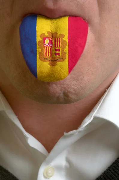 Man tongue painted in moldova flag symbolizing to knowledge to s — Stockfoto