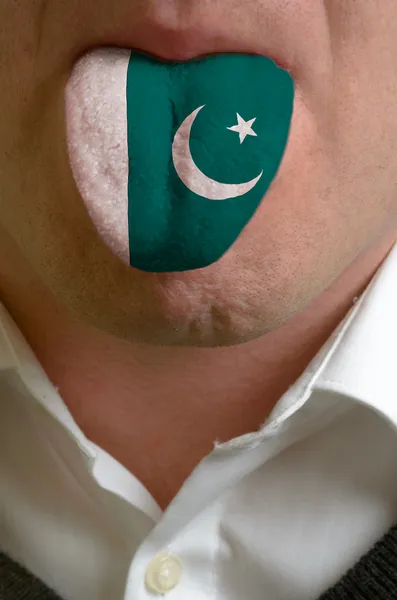 Männerzunge in pakistanische Flagge gemalt, die das Wissen symbolisiert — Stockfoto