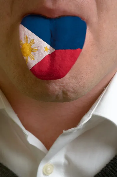 Homem língua pintada em bandeira filipina simbolizando ao conhecimento — Fotografia de Stock