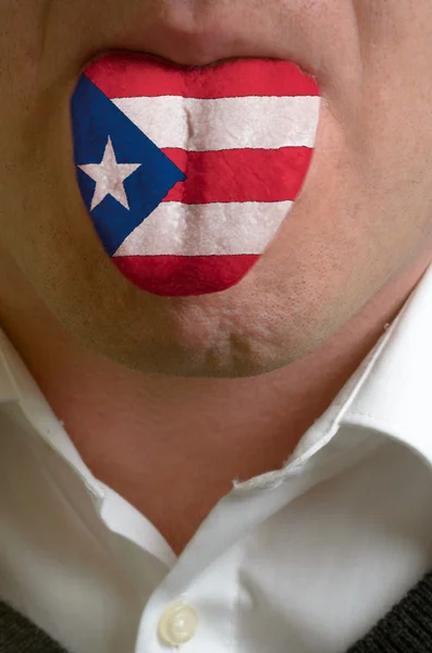 Język człowieka malowane w puerto rico flagę symbolizującą wiedzy — Zdjęcie stockowe