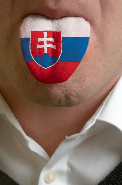 Männerzunge in slowakischer Flagge gemalt, die das Wissen symbolisiert — Stockfoto