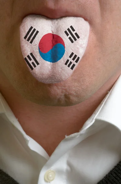 Homem língua pintada na bandeira sul-coreana simbolizando ao conhecimento — Fotografia de Stock