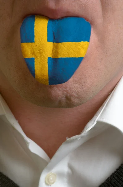 Männerzunge in schwedische Flagge gemalt symbolisiert Wissen zu sp — Stockfoto