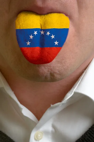 Homem língua pintada na bandeira venezuela simbolizando ao conhecimento de — Fotografia de Stock