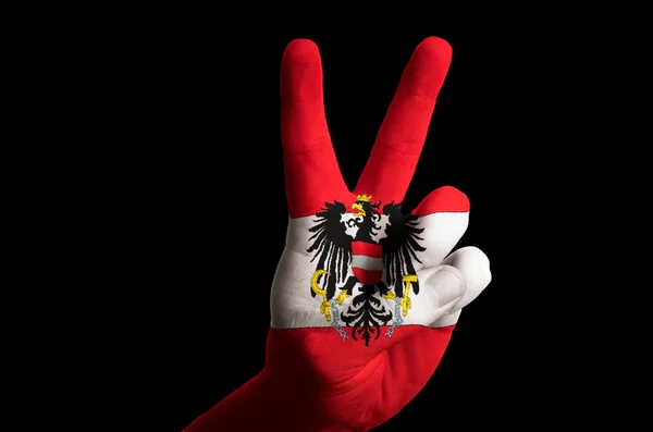 奥地利国旗两个手指放在为胜利和 winn 姿态 — 图库照片