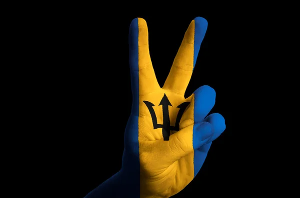 巴巴多斯国旗两个手指放在为胜利和赢的姿态 — 图库照片
