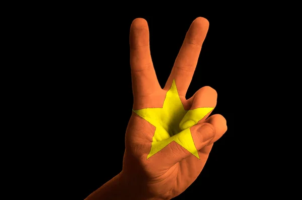 越南国旗两个手指放在为胜利和 winn 姿态 — 图库照片