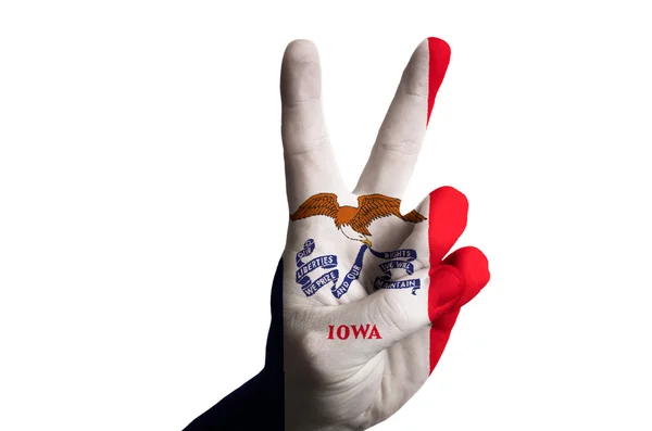 爱荷华州我们状态旗子两个手指向上为胜利和胜利者的姿态 — 图库照片