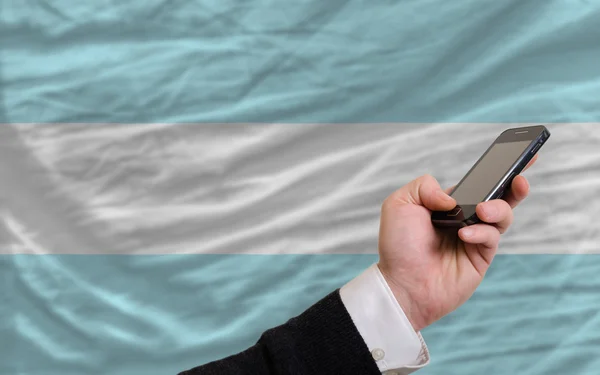 Telefon komórkowy w przód flagę Argentyny — Zdjęcie stockowe