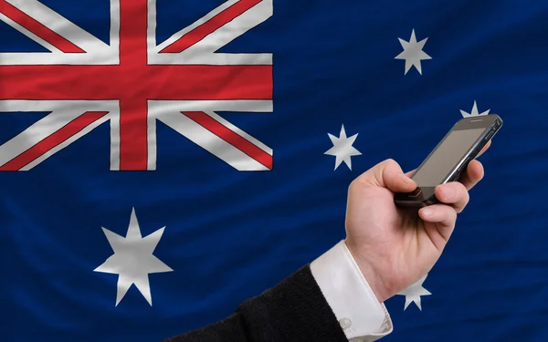 Telefone celular na frente bandeira nacional da Austrália — Fotografia de Stock