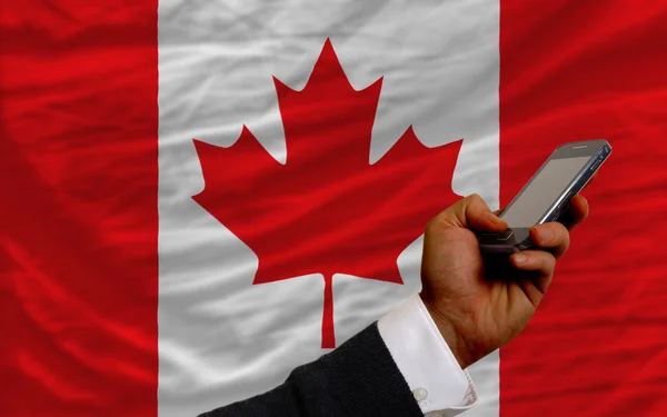 Mobiele telefoon in front nationale vlag van canada — Stockfoto