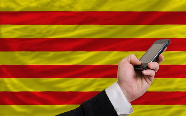 Mobiltelefon i främre nationella flagga i Katalonien — Stockfoto