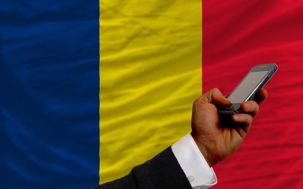 Mobiltelefon i främre nationella flagga i Tchad — Stockfoto