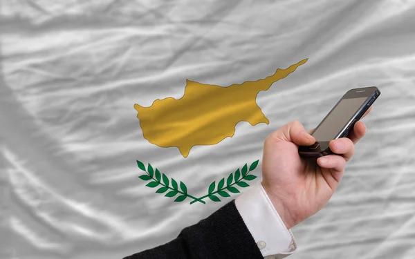 Mobiele telefoon in front nationale vlag van cyprus — Stockfoto