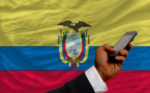 Telefone celular na frente bandeira nacional do Equador — Fotografia de Stock