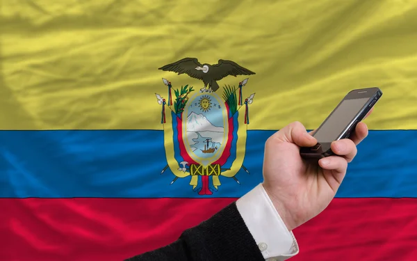 Mobiltelefon i främre nationella flagga i ecuador — Stockfoto