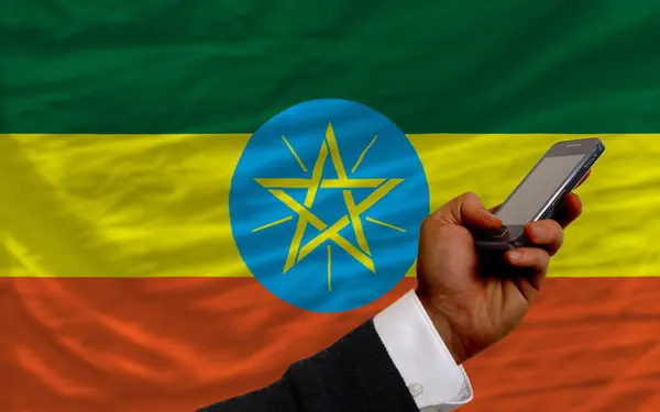 Mobiele telefoon in front nationale vlag van Ethiopië — Stockfoto