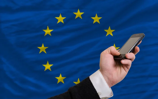 Mobiele telefoon in front nationale vlag van Europa — Stockfoto