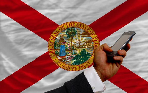 Cell phone in front flag of american state of florida — Stockfoto