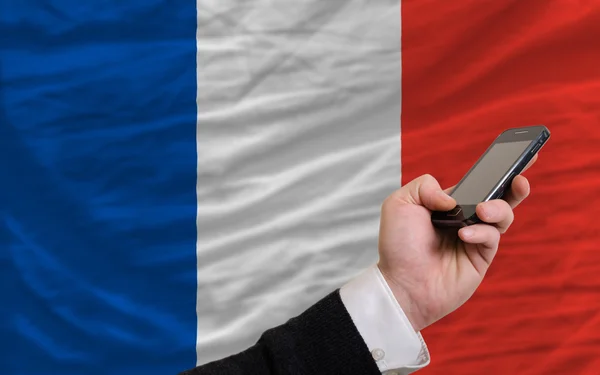 Cellulare davanti bandiera nazionale della Francia — Foto Stock