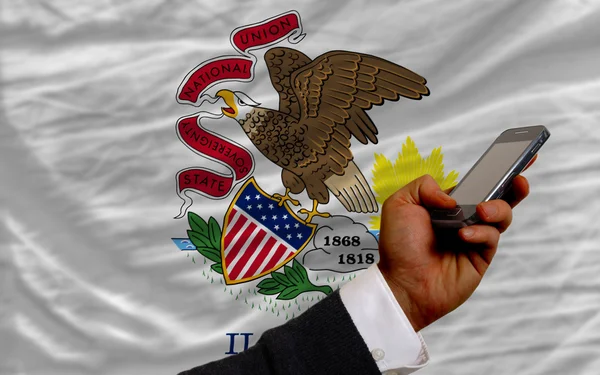 Mobilen framför flagga av amerikanska staten illinois — Stockfoto