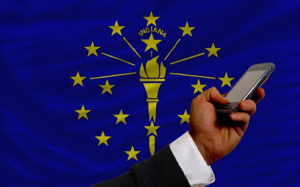 Téléphone portable devant le drapeau de l'État américain de l'Indiana — Photo