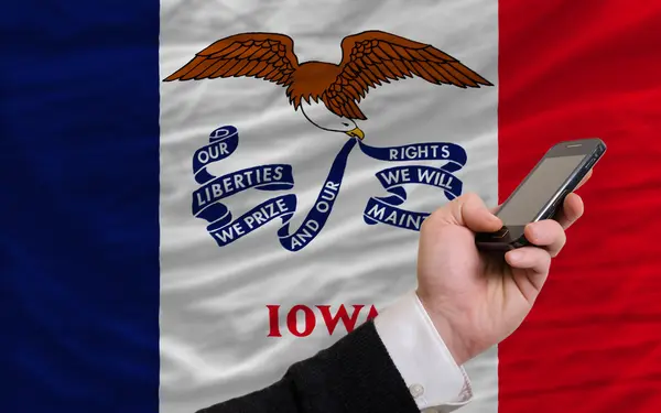 Mobilní telefon v přední vlajka z amerického státu iowa — Stock fotografie