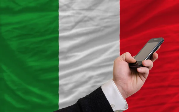 Mobiele telefoon in front nationale vlag van Italië — Stockfoto