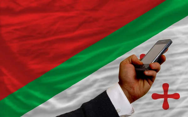Téléphone portable devant le drapeau national de de katanga — Photo
