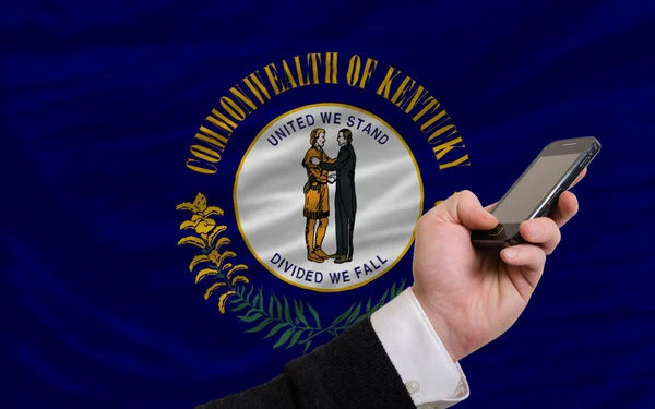 Mobiele telefoon in de voorkant vlag van de Amerikaanse staat kentucky — Stockfoto