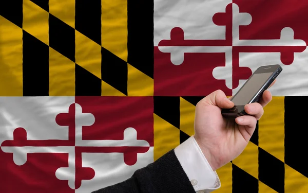 Mobilní telefon v přední vlajka amerického státu Maryland — Stock fotografie