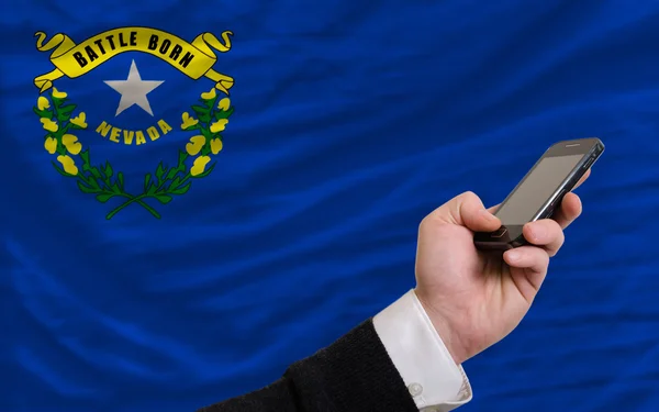 Téléphone cellulaire dans le drapeau avant de l'état américain de nevada — Photo