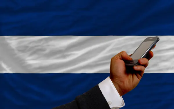 Teléfono celular frente a bandera nacional de nicaragua —  Fotos de Stock