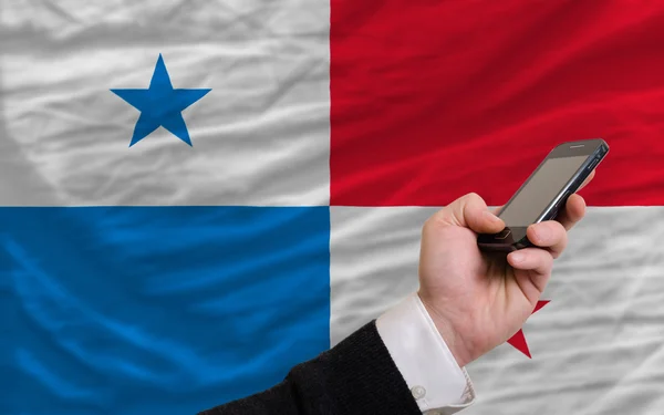Teléfono celular frente a bandera nacional de panama — Foto de Stock