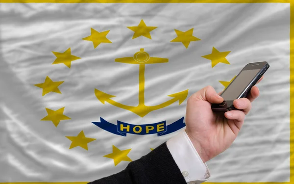 Teléfono celular en frente de la bandera del estado americano de Rhode Island —  Fotos de Stock