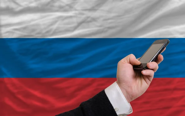 Mobiele telefoon in front nationale vlag van Rusland — Stockfoto