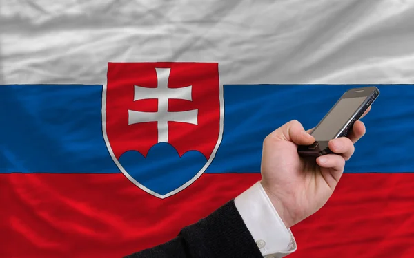 Mobiltelefon i främre nationella flagga Slovakien — Stockfoto