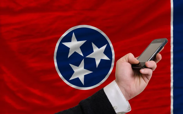 携帯電話の前にアメリカ テネシー州の旗します。 — ストック写真