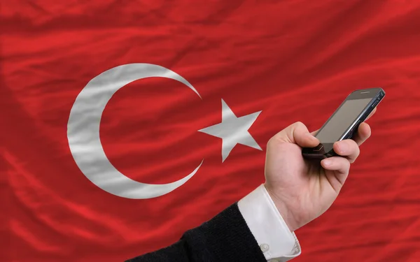 Mobiele telefoon in front nationale vlag van Turkije — Stockfoto