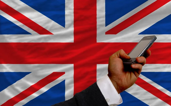 Mobiele telefoon in front nationale vlag van Verenigd Koninkrijk — Stockfoto