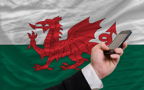 Mobiele telefoon in front nationale vlag van wales — Stockfoto