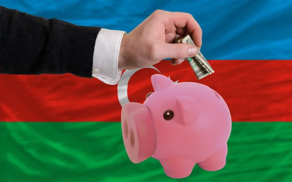 Dolar do prasátko bohaté banky a státní vlajka Ázerbájdžánu — Stock fotografie
