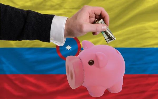 Dólar en alcancía y bandera nacional de columbia —  Fotos de Stock