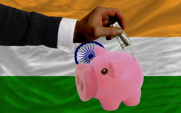 Dólar en alcancía banco rico y bandera nacional de de de la India — Foto de Stock