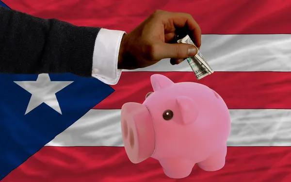 Dollaro in salvadanaio ricco di maiali e bandiera nazionale del puertorico — Foto Stock